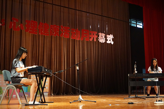 经贸学院器乐队的同学在进行乐器演奏