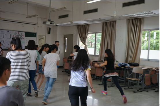 游戏过程中追逐打闹