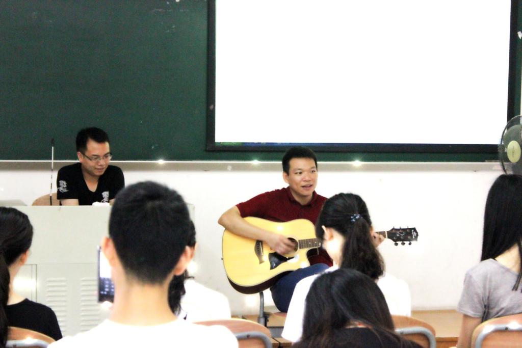 ⊙o⊙哇!高大的身躯加上弹吉他的柔情。。。(诶喂。重点不在这里好吗/)