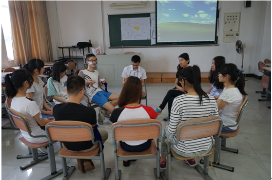 所有人围坐畅所欲言