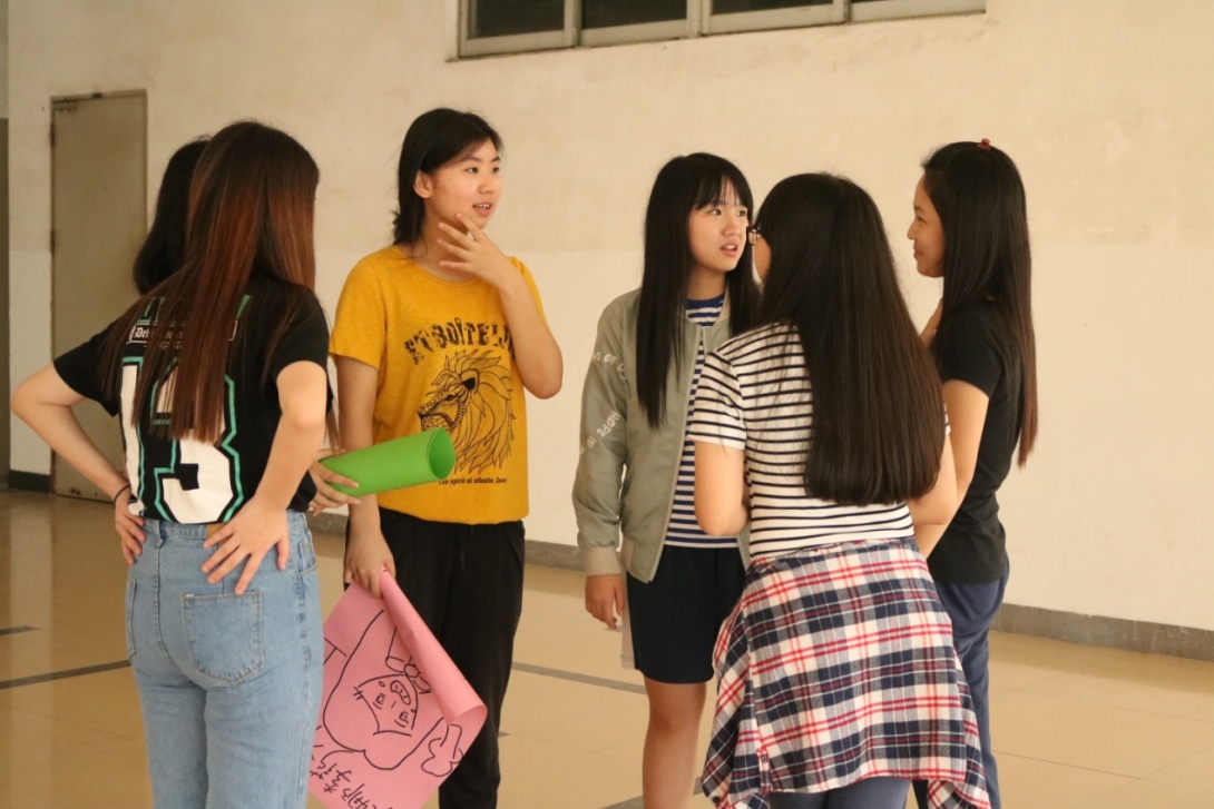 小组商讨话剧内容