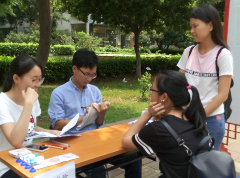 同学们参与游戏